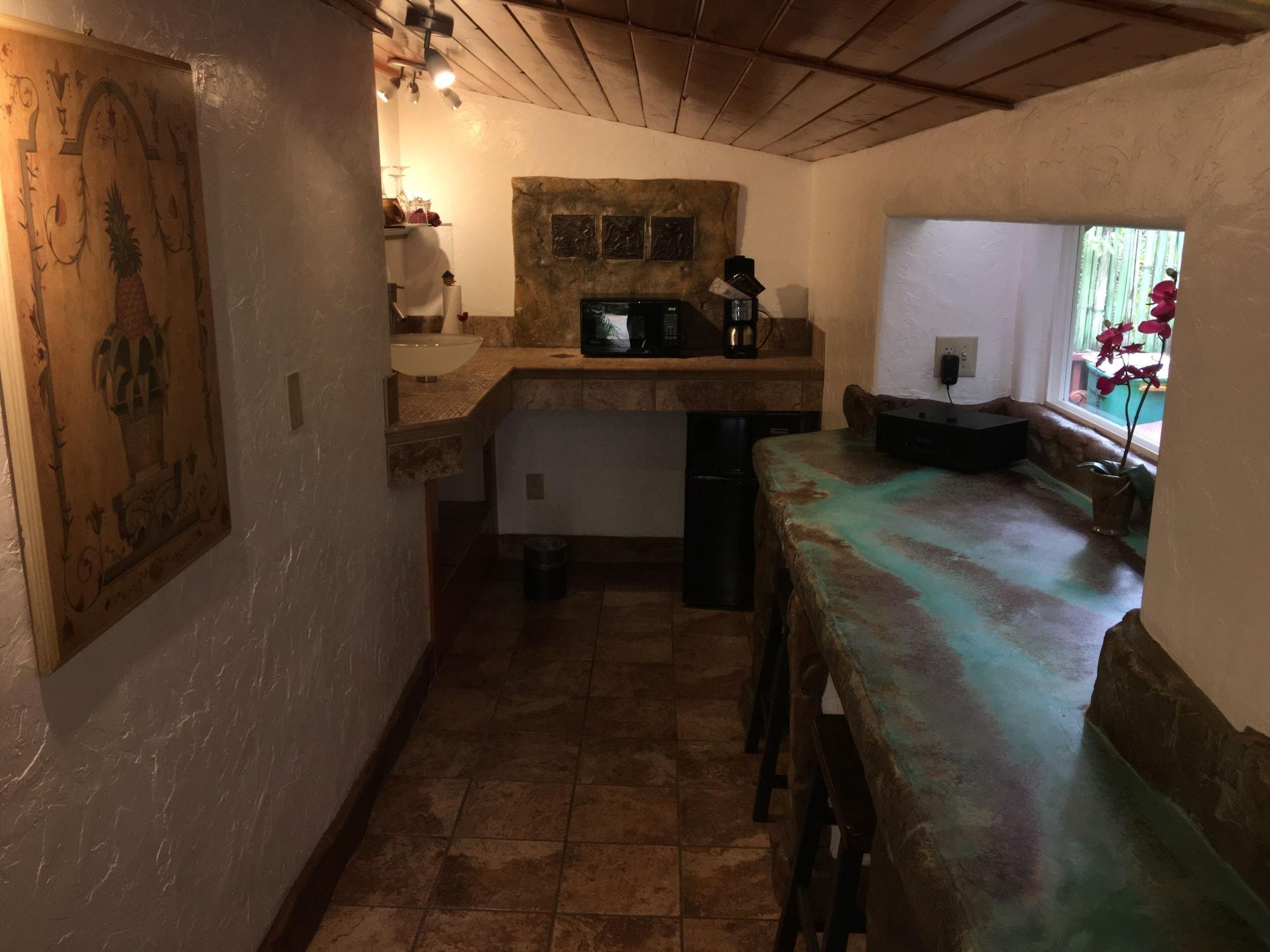 Kilauea Lodge *